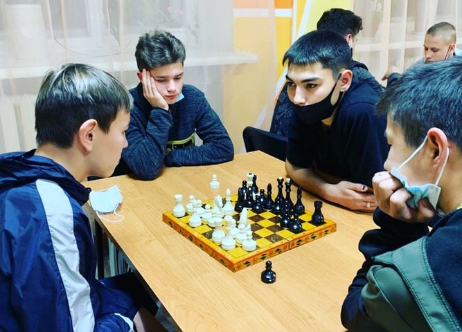 в общежитии Бодайбинского горного техникума прошёл турнир по шахматам и шашкам.